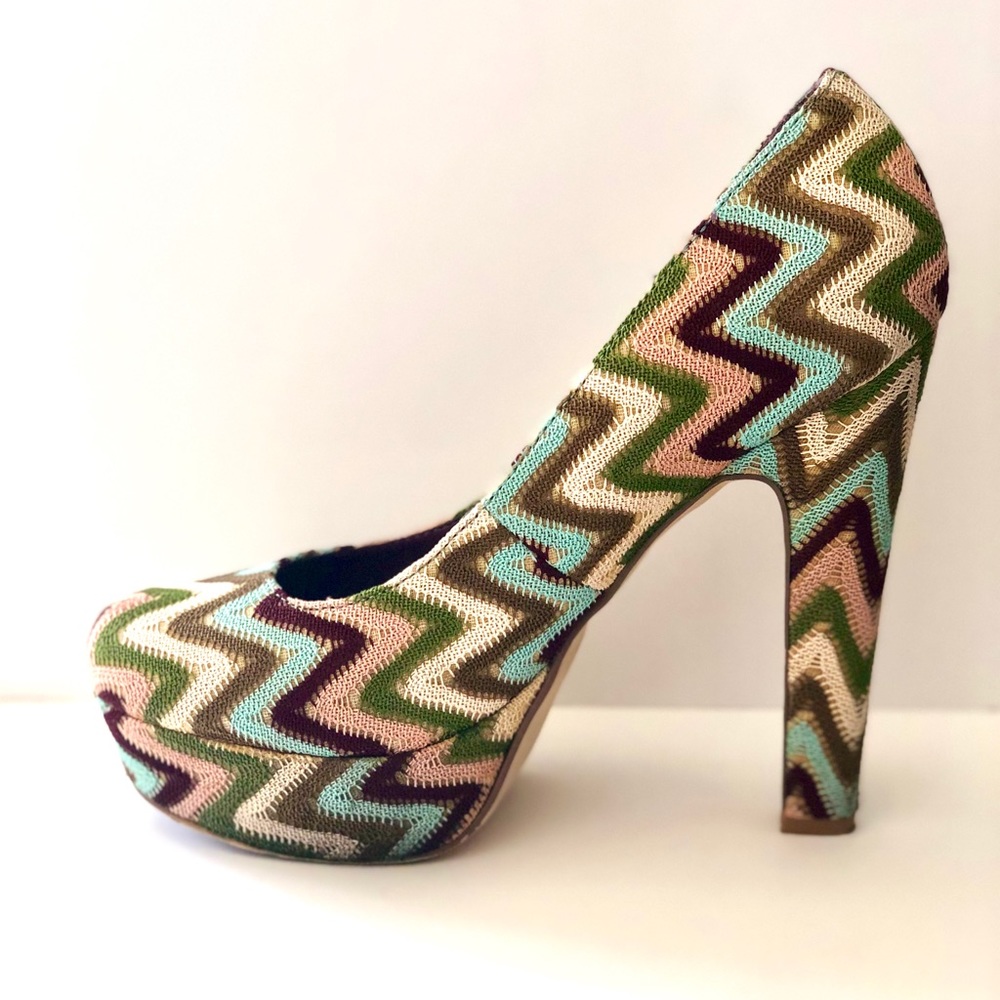 Zigzag platform pumps size 8.5